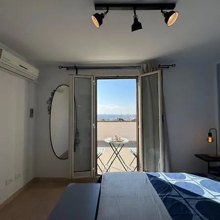 Rooftop Via Appia Nuova, Daire